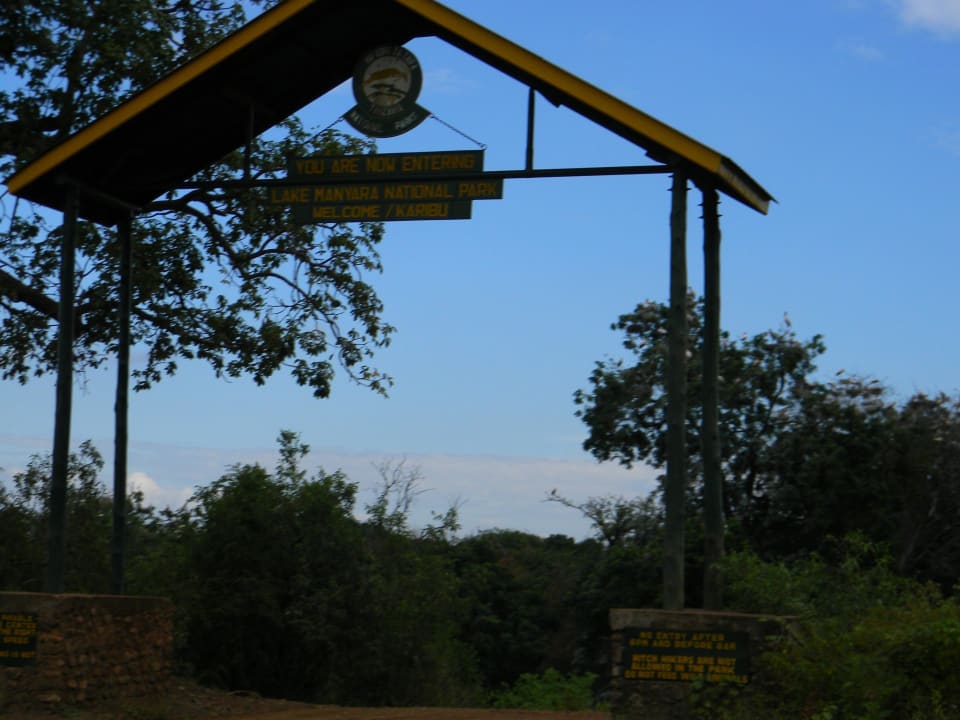 Eingang zum Lake Manyana NP Manyara Wildlife Safari Camp