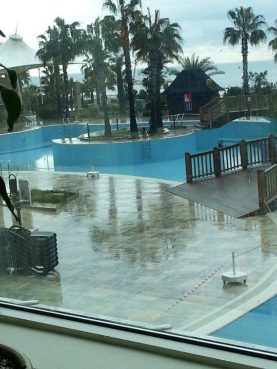 Pool wird für den Sommer gereinigt Kamelya Selin Hotel