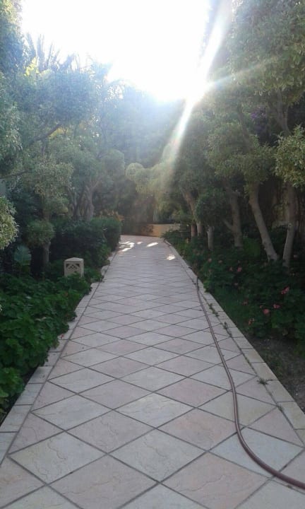 Weg am Thalassa und Spa Gebäude vorbei Nahrawess Resort & Thalasso