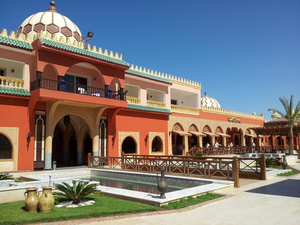 Brunnenanlage (abends beleuchtet) bei Restaurants Pickalbatros Alf Leila Wa Leila Resort - Neverland Hurghada