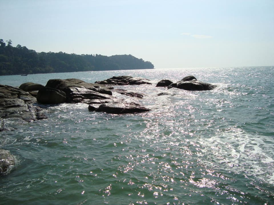 Teil des Strandes vor der Hotelanlage Moracea by Khao Lak Resort