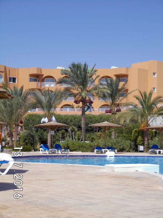 Blick von der Poolbar zum Haupthaus Golden Beach Resort