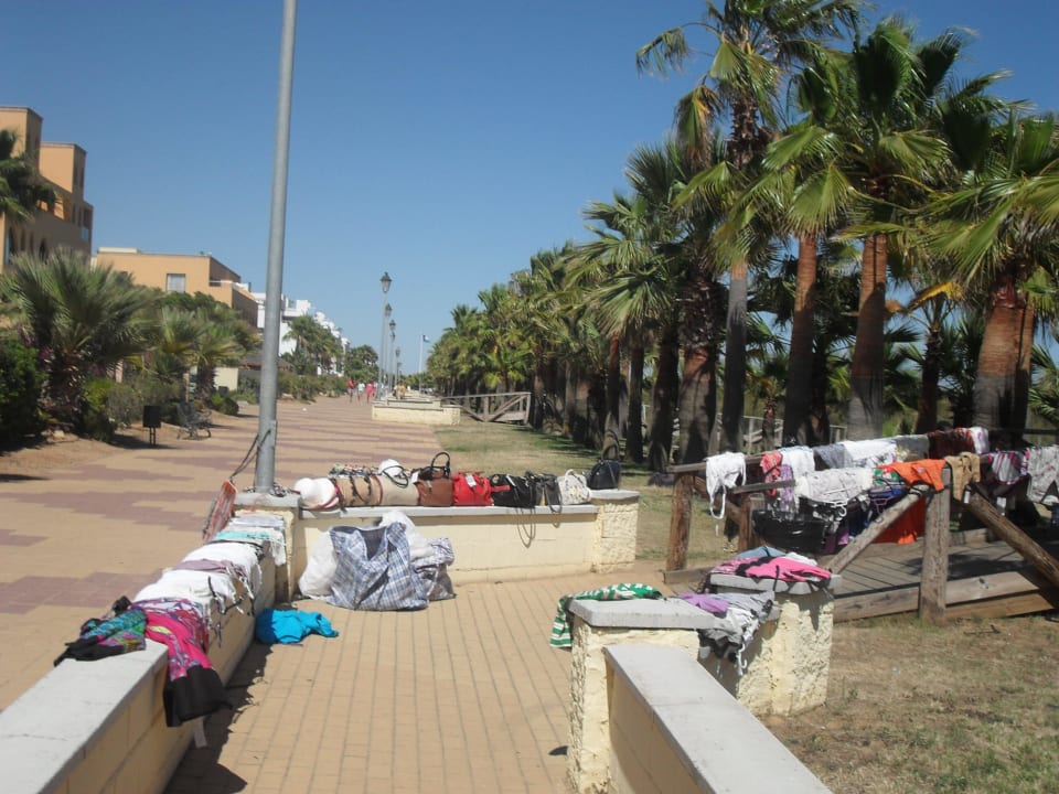 Kleiderverkauf direkt vorm Hotel Playacanela Hotel