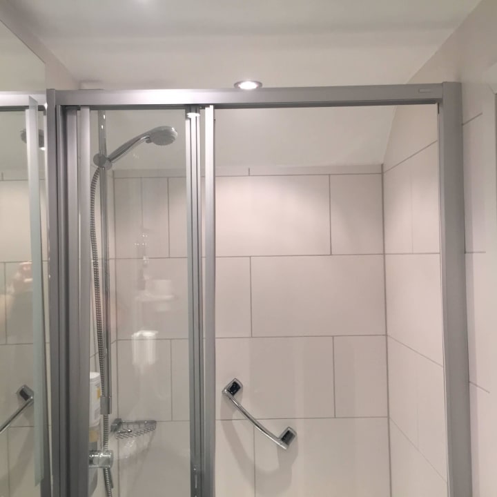 Dusche nd Bad - recht klein für ein Komfortzimmer Best Western Hotel Favorit