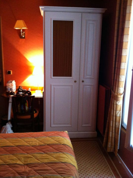 Kleiderschrank Hotel des Arts Montmatre