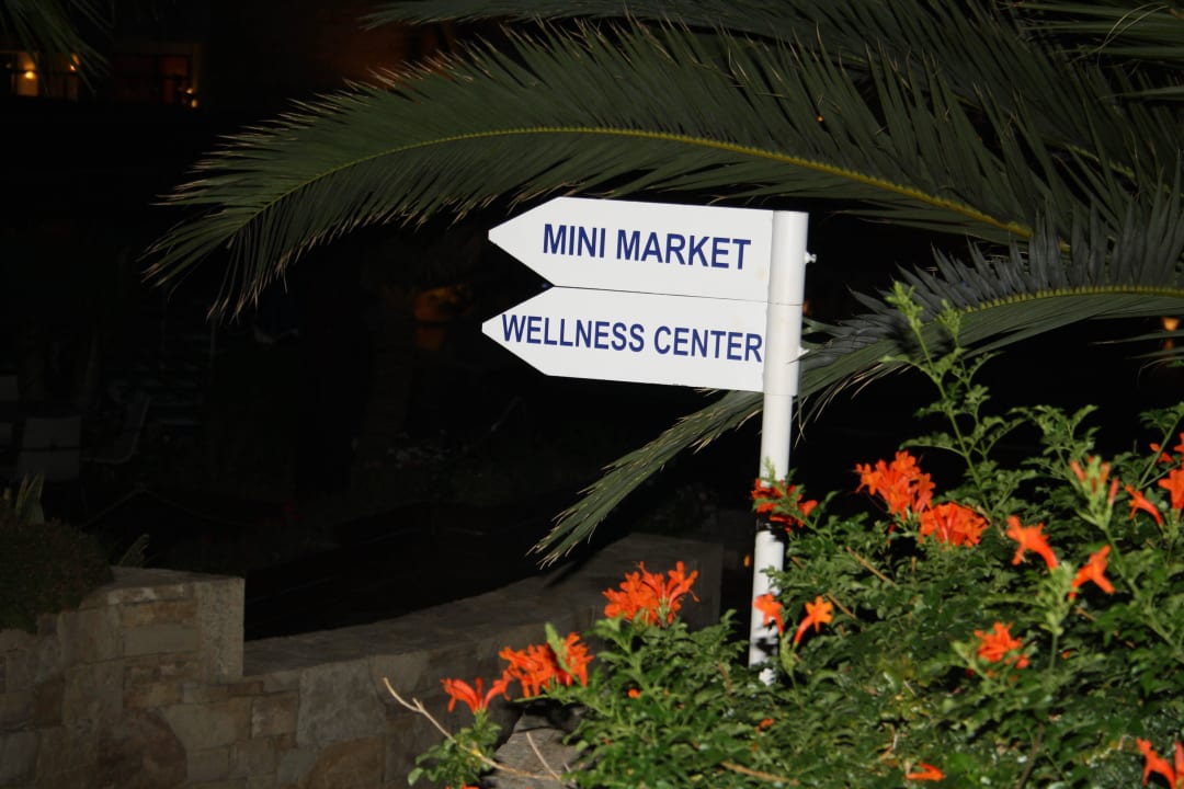 Wegweiser in der Anlage Grand Hotel Holiday Resort