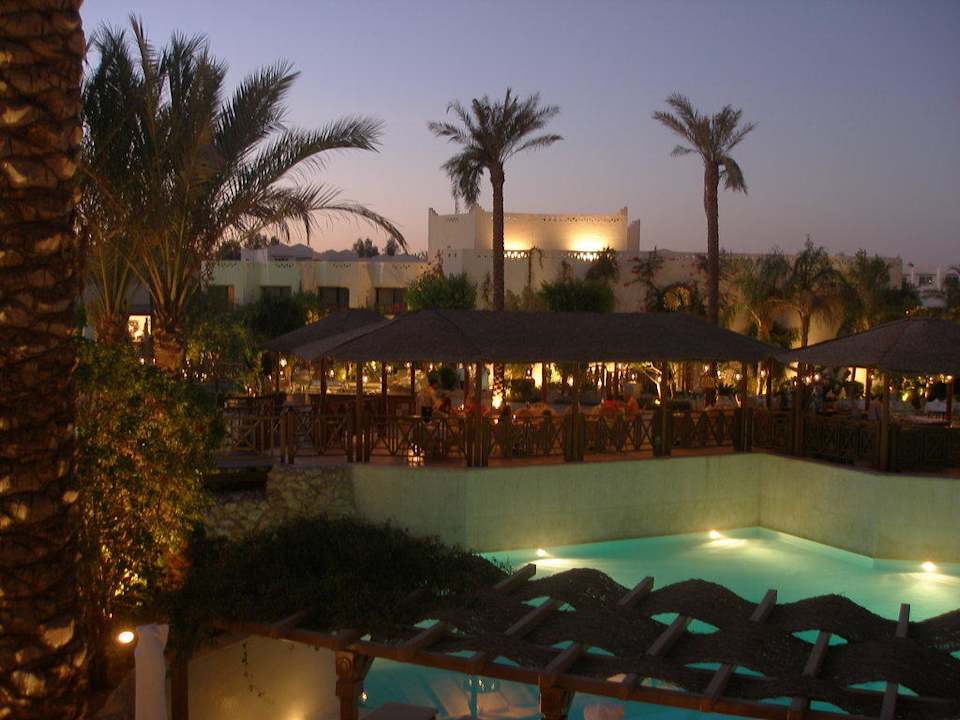 Poolanlage bei Nacht Ghazala Gardens