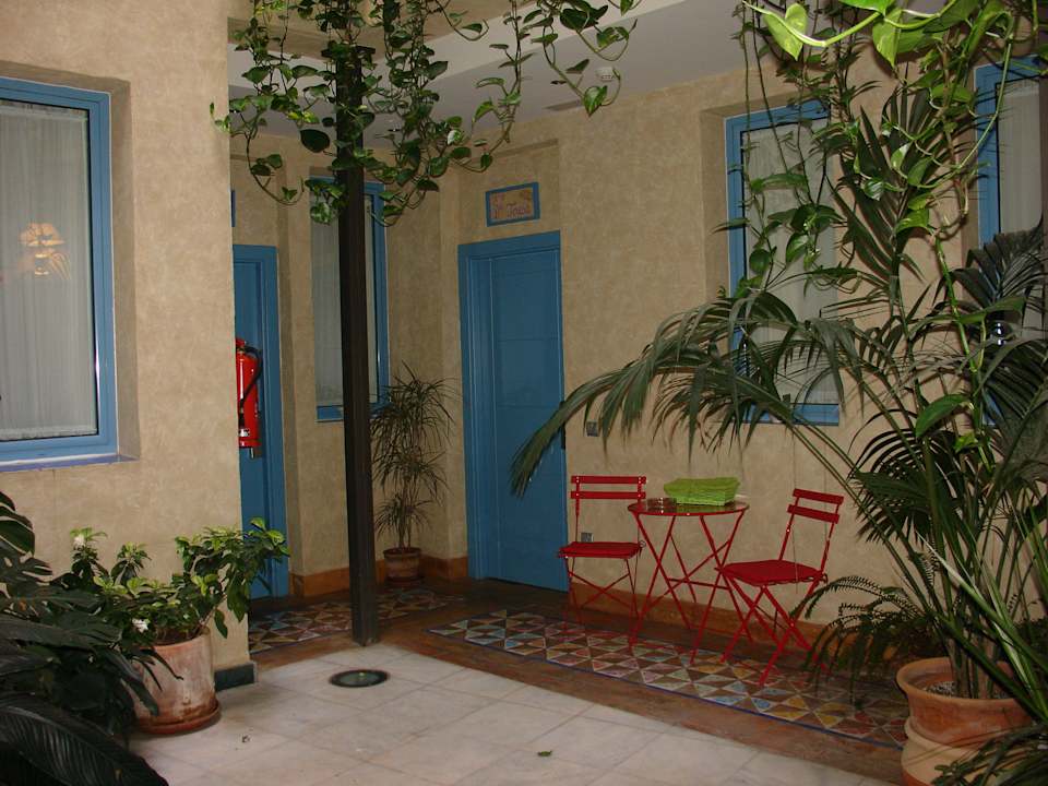 Pretty seating corner in the lobby area Hotel Conde de Cárdenas