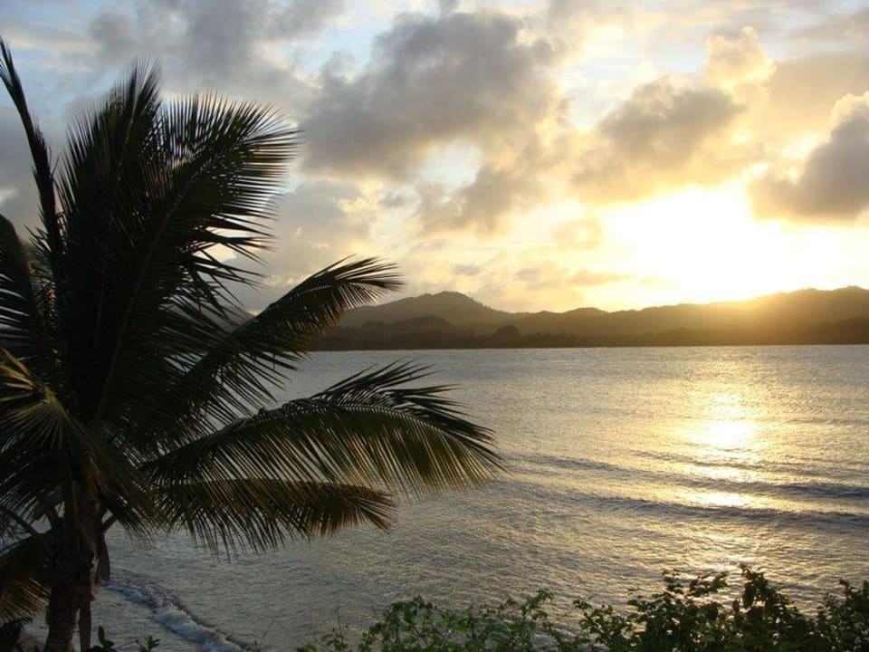 Zachód słońca z alejki spacerowej Senator Puerto Plata Hotel