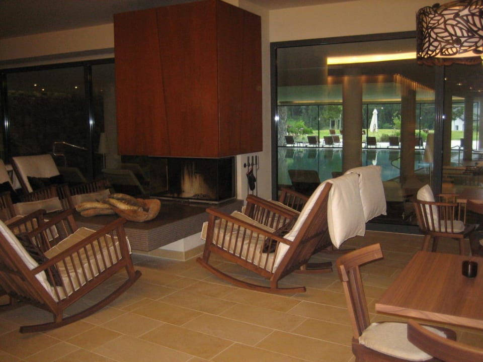 Kamin vor dem Pool A-ROSA Ifen Hotel Kleinwalsertal