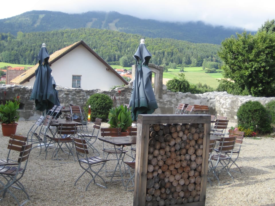 Biergarten mit Blick zum Hohenbogen Hotel Gasthof Zur Linde