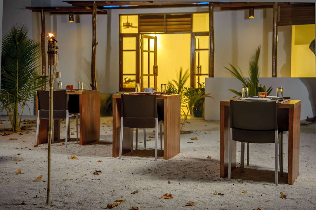 Outdoor Dinner Set Up IslandWay Etos