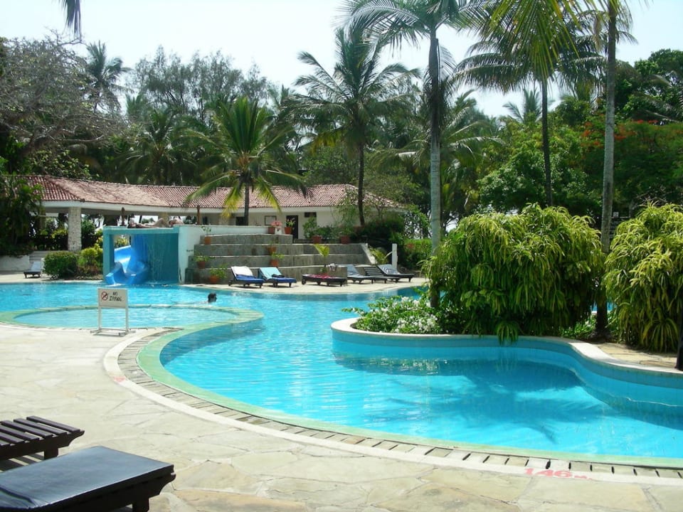 Hotelowy basen Diani Sea Resort