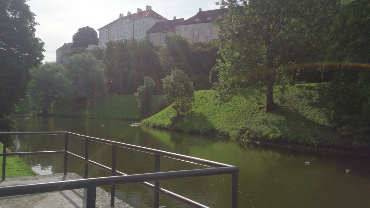 Парк напротив отеля, через дорогу GO Hotel Shnelli