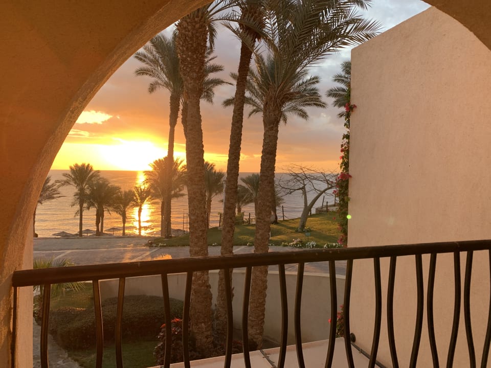 Zimmer Grand Rotana Resort & Spa