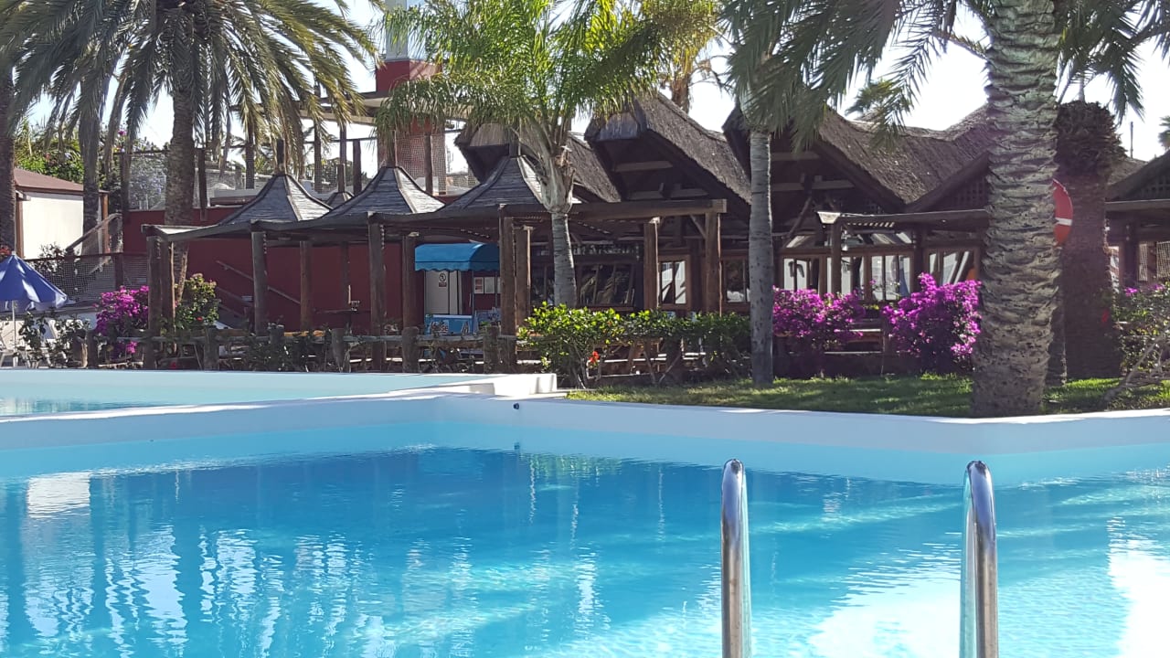 Pool HL Miraflor Suites Hotel