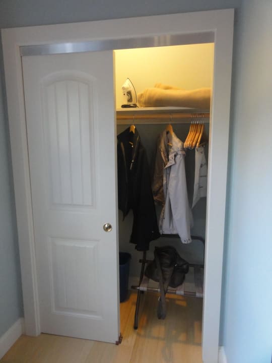 Abgeteilte Garderobe im Zimmer Hotel The Nonantum Resort