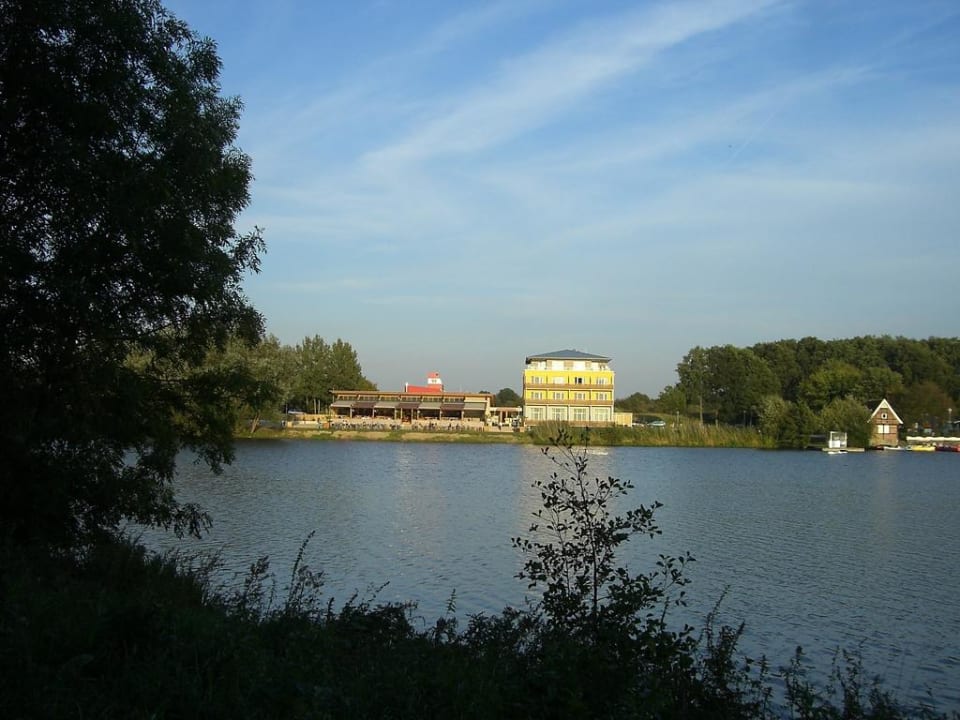 Blick auf das Hotel und den See  Hotel Riverside
