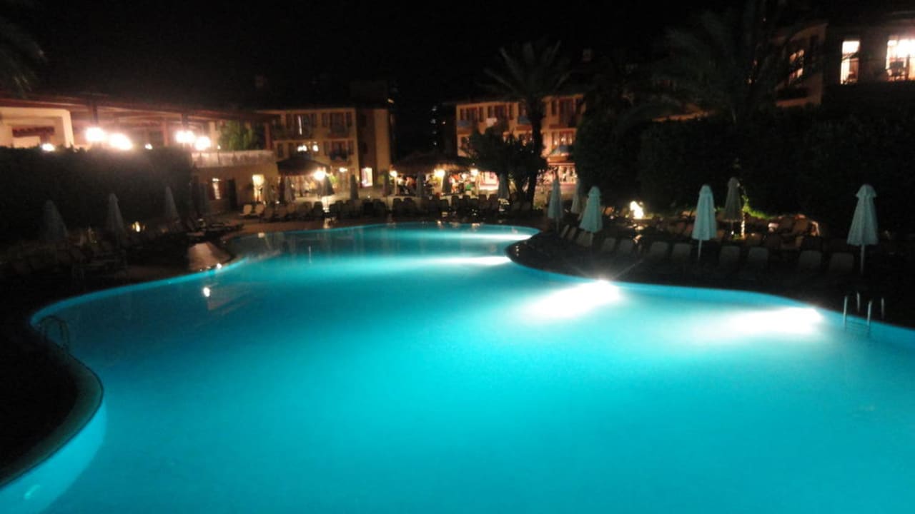 Pool bei Nacht Club Grand Side