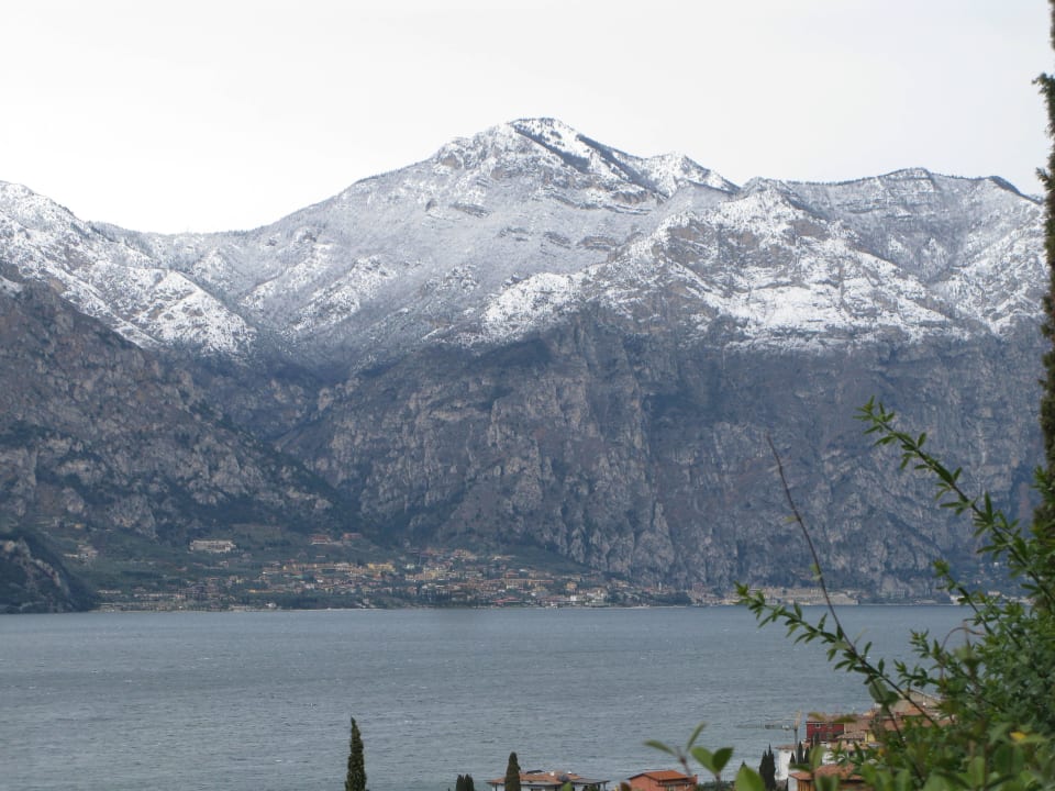 Blick von der Terrasse über Malcesine und Gardasee  Appartements Casa al Monte