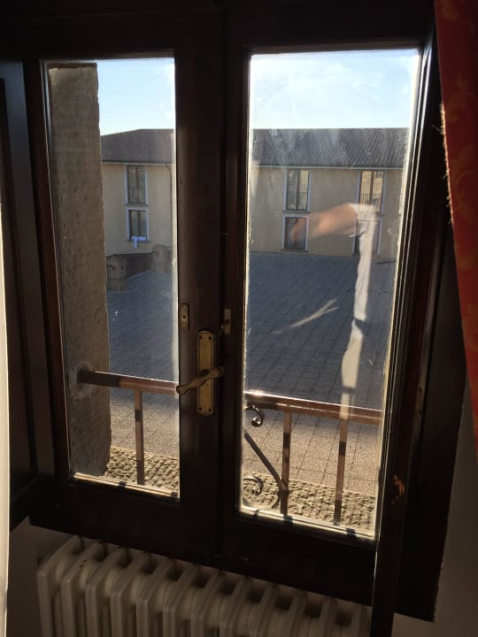 Kleines Fenster zum Innenhof Hotel Villa Paradiso