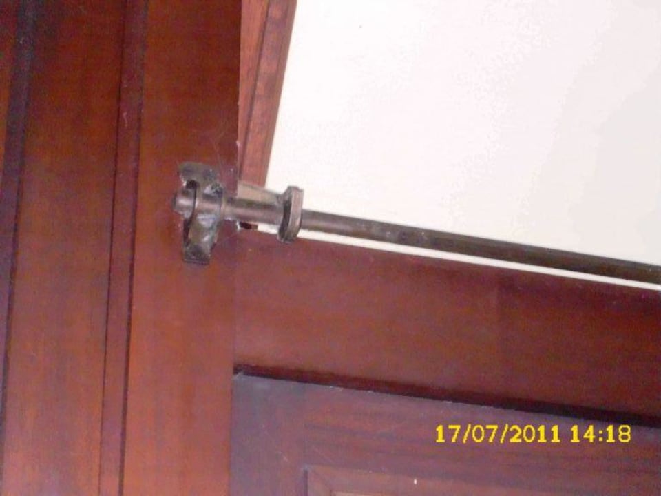 Dicke Spinnweben und Schmutz am Kippfenster PLAZA Premium Timmendorfer Strand