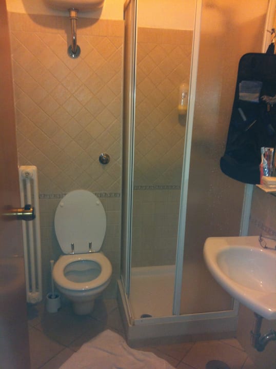 Bad: Sehr klein aber sauber Hotel Sisto V