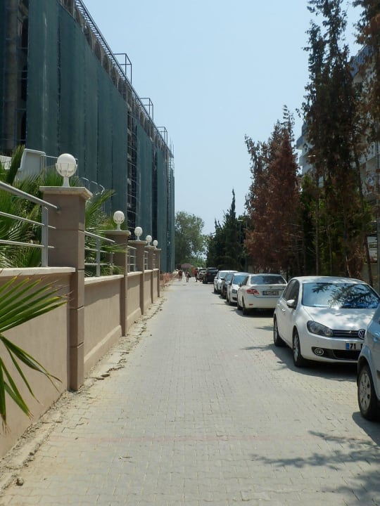 Weg zum Strand Dizalya Palm Garden