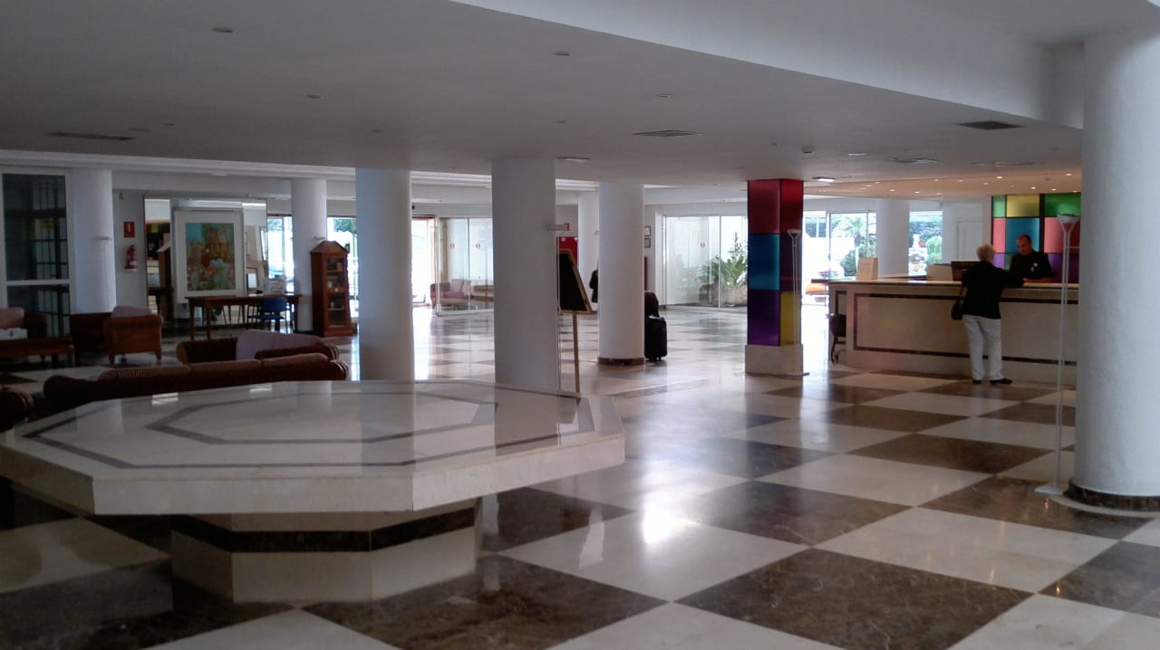 Den Eingangsbereich könnte man schöner gestalten. Melia La Palma Hotel