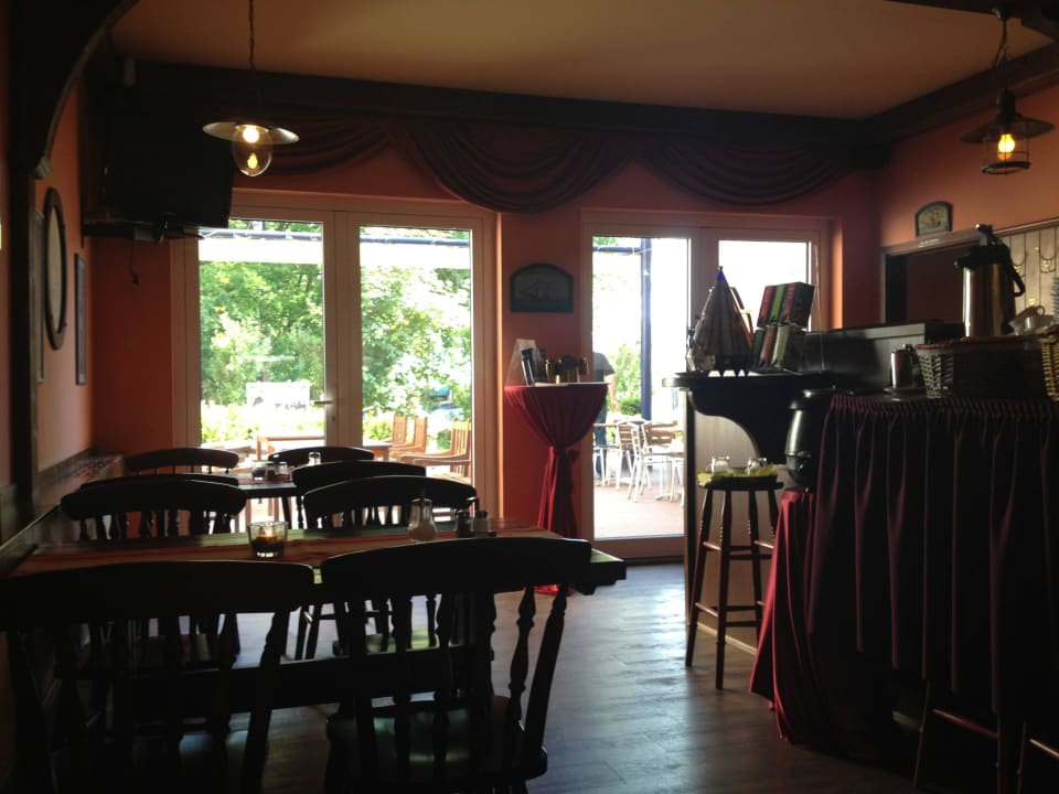 Restaurant feels Beach Club Hotel