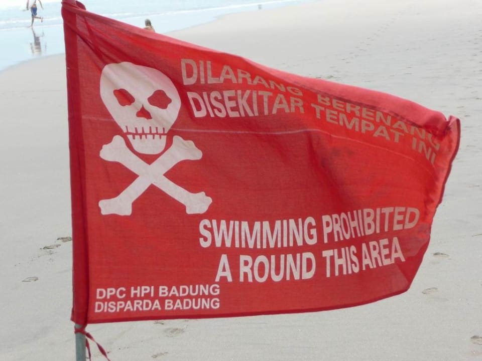 Rote Flagge = Badeverbot Padma Resort Legian