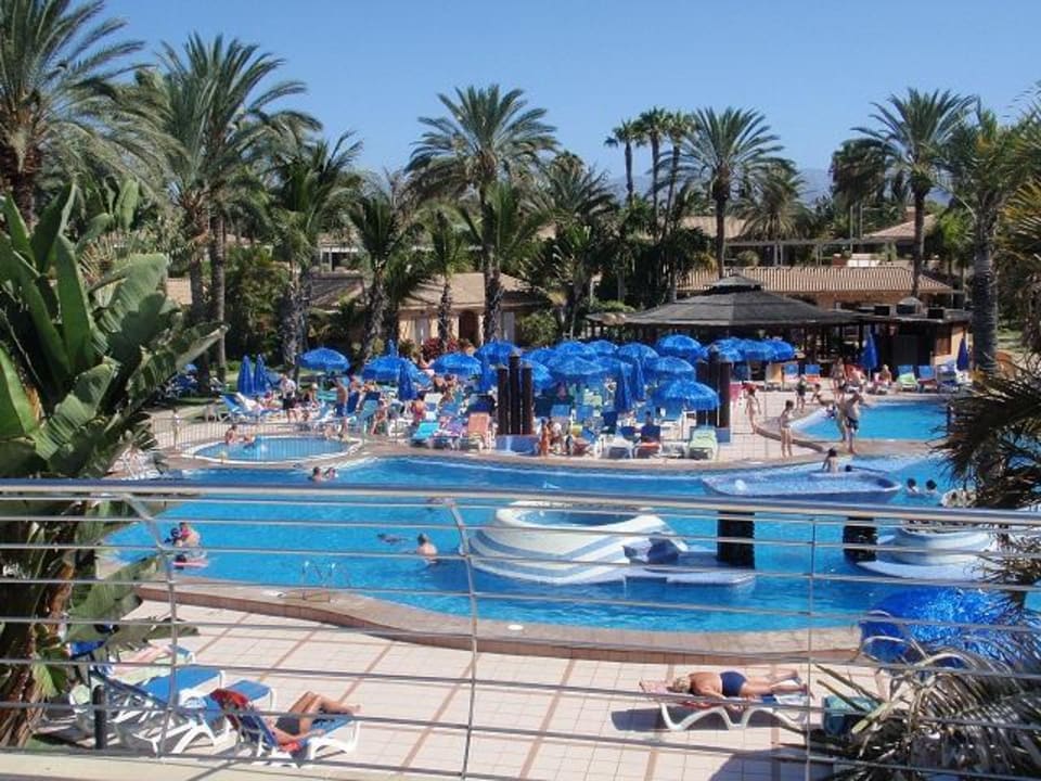 Poolbereich in der unteren Ebene Suites & Villas by Dunas