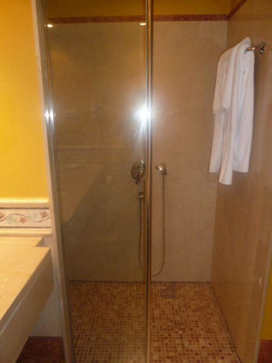 Die Dusche, es würden 3 Personen reinpassen  allsun App.-Hotel Albatros