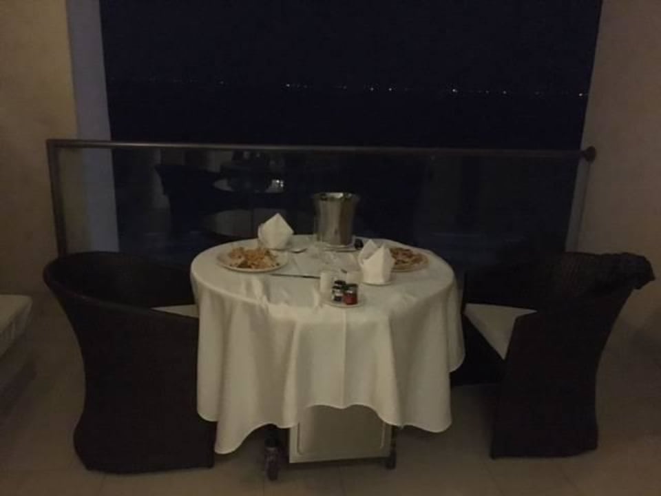 Abendessen am Balkon Ajman Saray, a Luxury Collection Resort