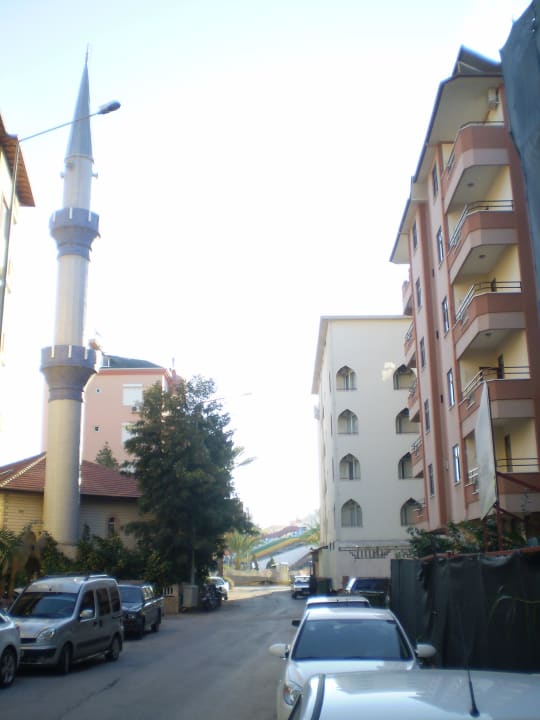 Minarett direkt hinter dem Hotel Hotel Aslan City Kleopatra