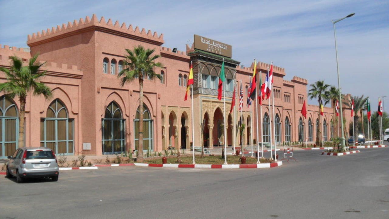 Vue de l'extérieur, lorsque l'on arrive à l'hôtel Hotel Ryad Mogador Agdal
