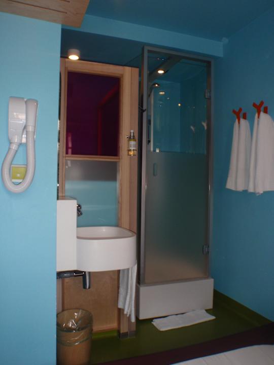 Dusche, Waschbecken, Rückansicht des WCs Hotel Exquis