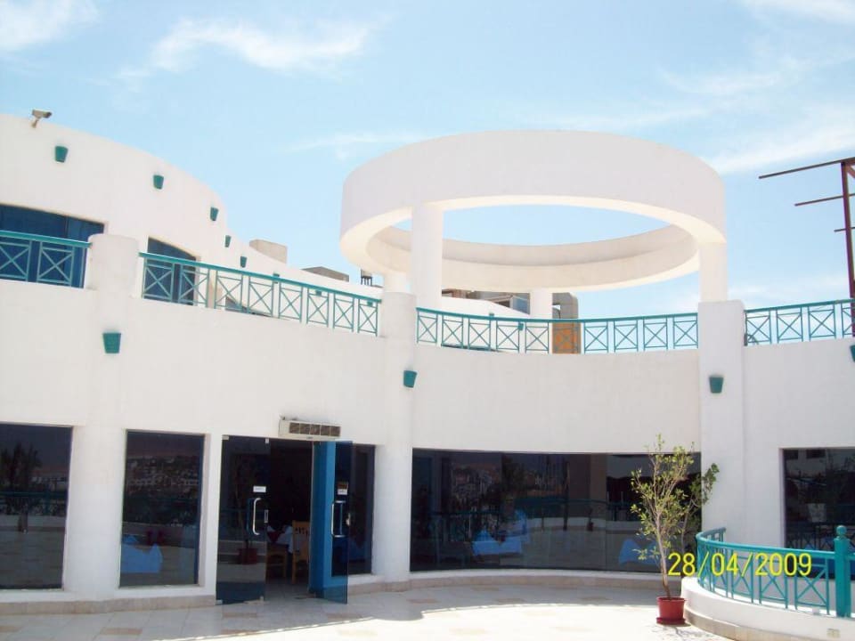 Taras przed jadalnia Hotel Sharm Cliff Resort
