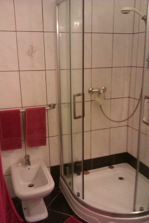 Saubere, moderne Dusche sowie Bidet Diani Sea Resort