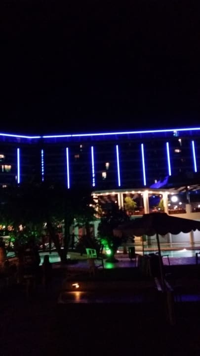 Fassade des Hotels bei Nacht  Hotel Calypso Beach