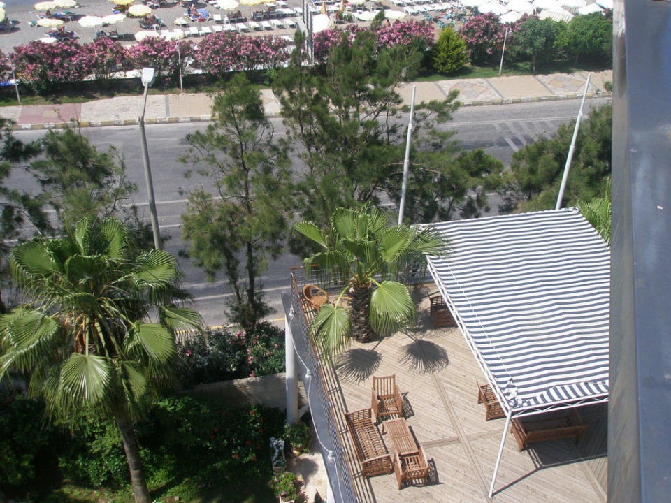 Straßenseite mit Terrasse Grand Kaptan