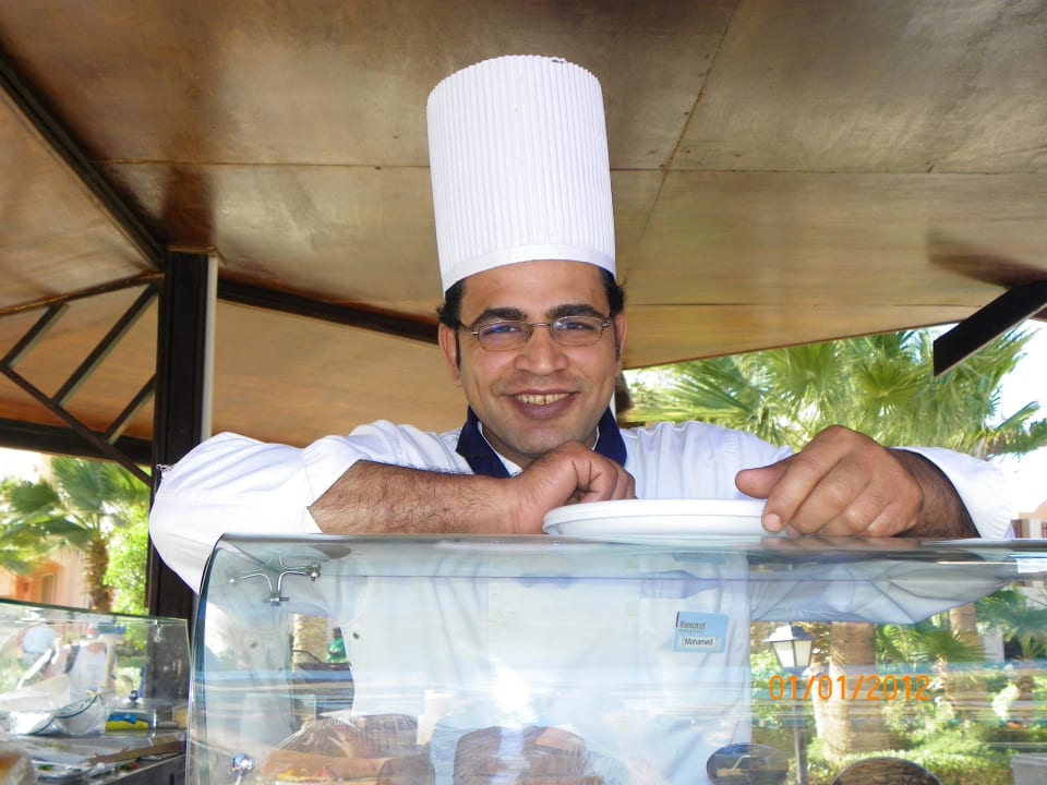 Netter Koch an der Strandbar Jaz Makadi Oasis Resort