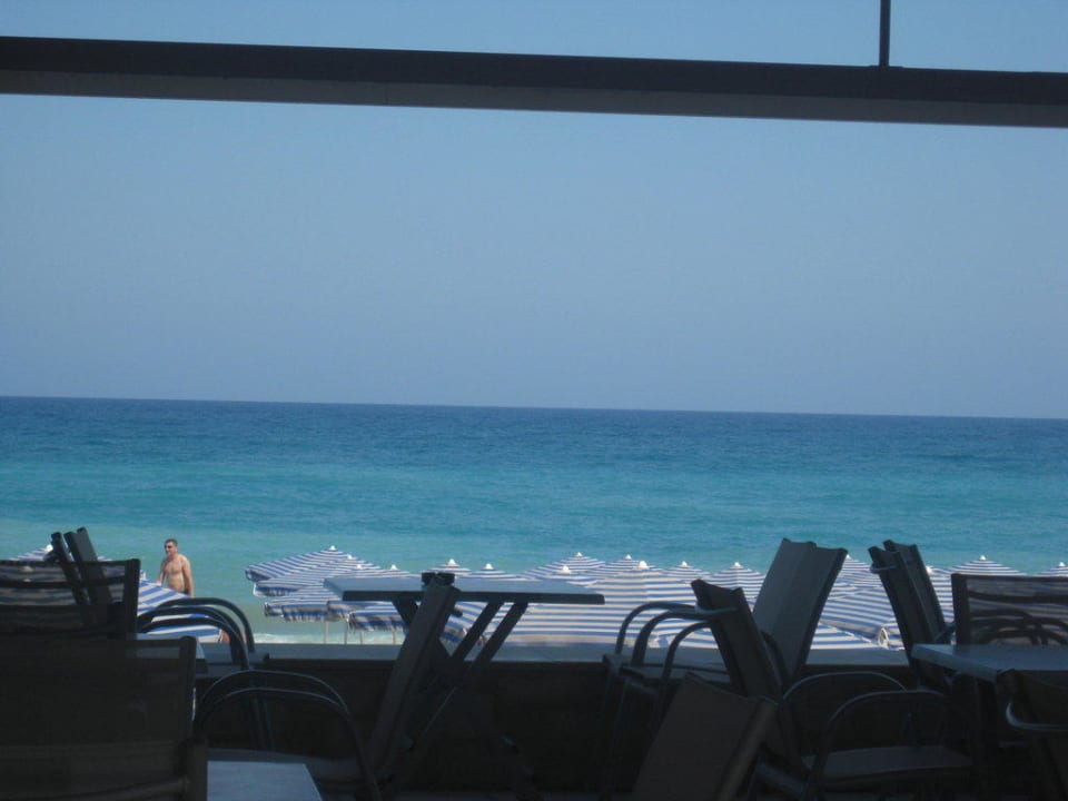 Ausblick aus der Poolbar aufs Meer Hotel Eva Bay