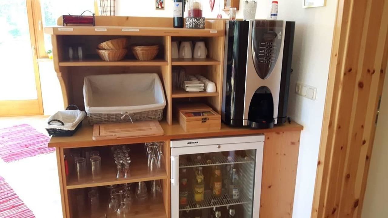 Frühstücksraum mit Getränkekühlschrank Gästehaus Elvira