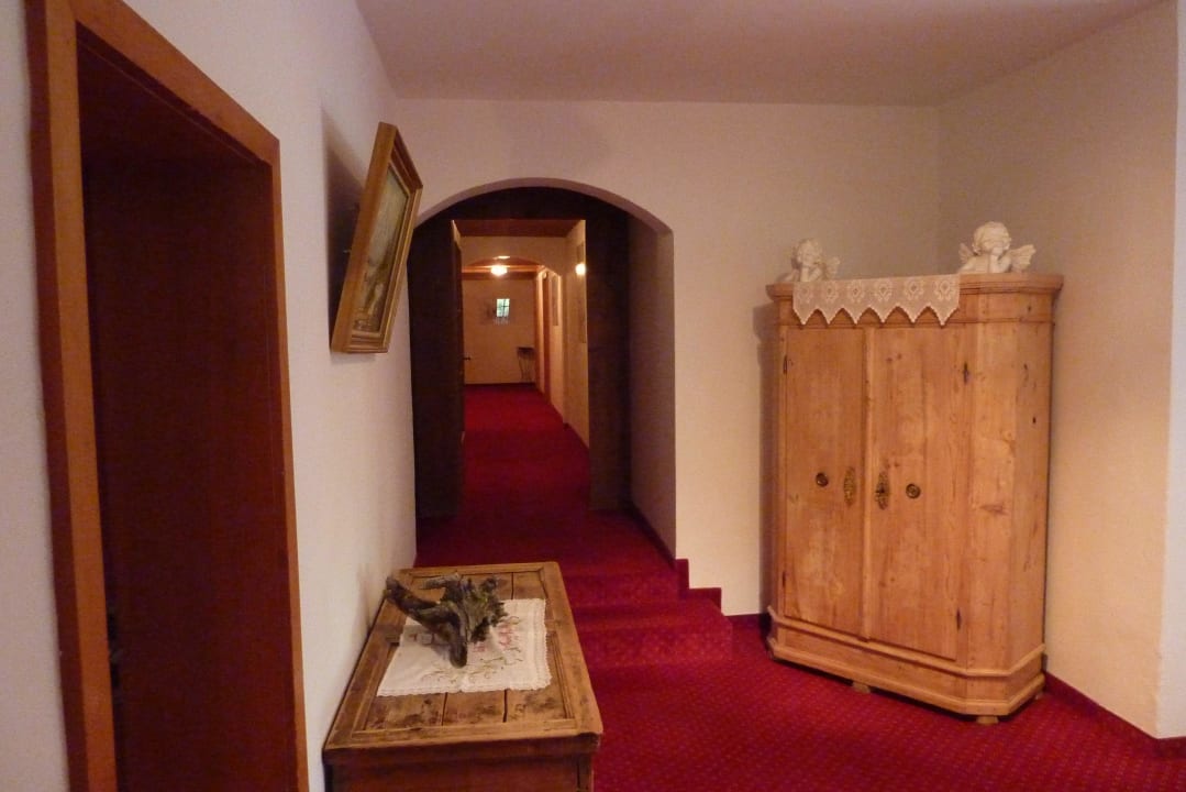 Flur zum Zugang der Zimmer Hotel Chalets Grosslehen