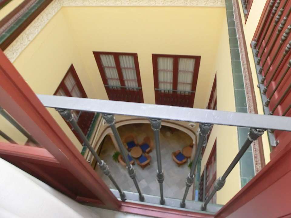 Blick aus dem Flur auf den Eingangsbereich Hotel Don Pedro