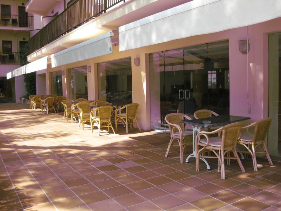 Terrasse im Garten AYA Seahotel - Adults only