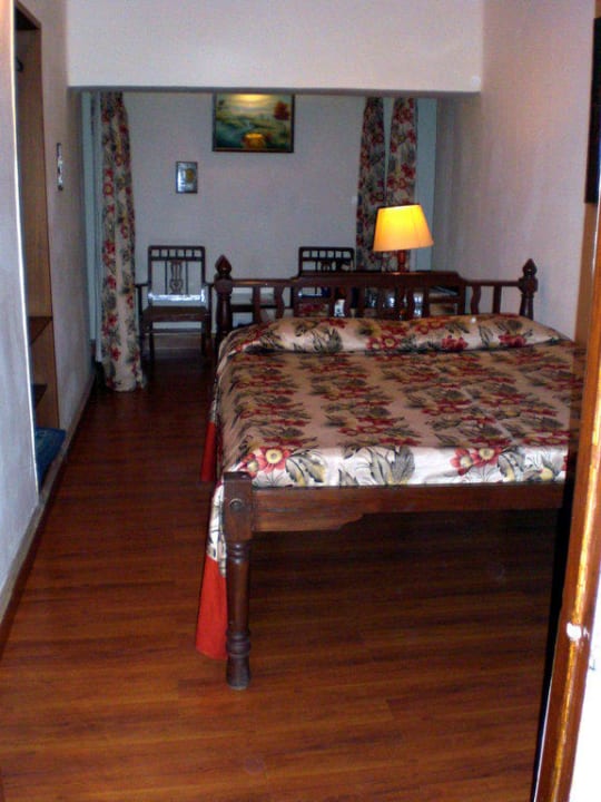 Bett mitten im Raum Hotel Karni Bhawan