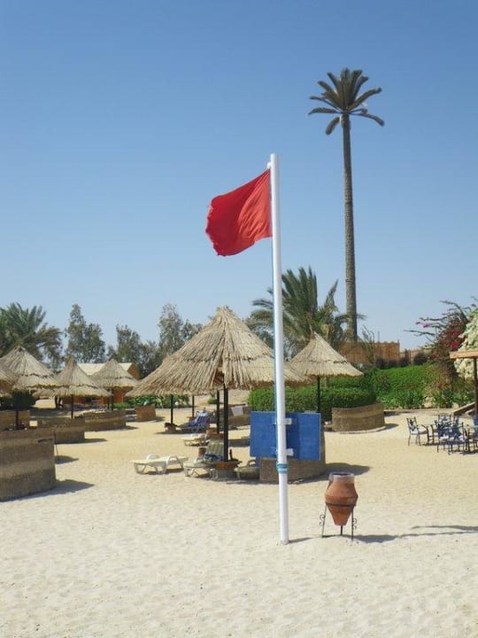 Rote Fahne bei viel Wind Mövenpick Resort El Quseir