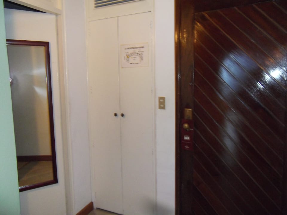 Badeingang, Zimmertür u schrank Hotel Porta del Lago